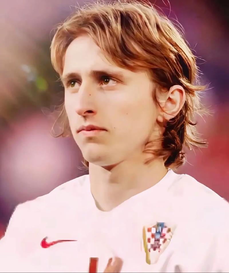 什么是牛牛中的“位置优势”？最后一位看牌玩家的心理博弈空间。（末位看牌的优势：解析牛牛中的位置与心理博弈）